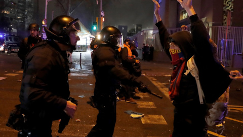 Un manifestante alza las manos frente a los Mossos durante la protesta de Tsunami Democràtic en el Camp Nou. EFE