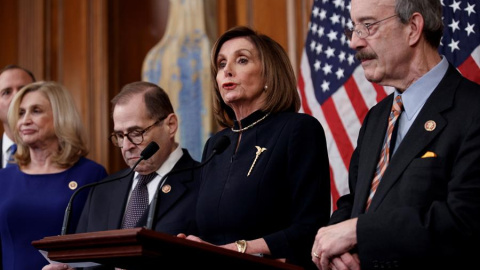La presidenta de la Cámara de Representantes de EEUU, la demócrata Nancy Pelosi, atiende a los medios tras la aprobación del 'impeachment' contra Trump. /EFE La presidenta de la Cámara de Representantes de EEUU, la demócrata Nancy Pelosi, atiende a los medios tras la aprobación del 'impeachment' contra Trump. /EFE