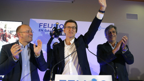 El presidente de la Xunta y candidato a la reelección, Alberto Nuñez Feijóo, junto al secretario geneal del PPdG, Miguel Tellado, y el portavoz parlamentario, Pedro Puy, saludan en el hotel de Santiago donde celebra el resultado electoral, tras la jorn El presidente de la Xunta y candidato a la reelección, Alberto Nuñez Feijóo, junto al secretario geneal del PPdG, Miguel Tellado, y el portavoz parlamentario, Pedro Puy, saludan en el hotel de Santiago donde celebra el resultado electoral, tras la jorn