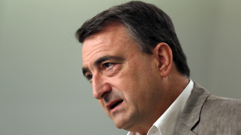 El cabeza de lista al Congreso por el PNV, Aitor Esteban, durante su valoración este martes del acuerdo alcanzado entre los líderes del PSOE y Podemos Pedro Sánchez y Pablo Iglesias respectivamente. EFE/LUIS TEJIDO El cabeza de lista al Congreso por el PNV, Aitor Esteban, durante su valoración este martes del acuerdo alcanzado entre los líderes del PSOE y Podemos Pedro Sánchez y Pablo Iglesias respectivamente. EFE/LUIS TEJIDO