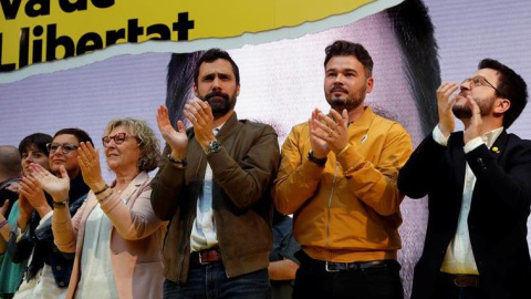 El número dos al Congrés per Barcelona, Gabriel Rufián, en finalitzar l'acte central de campanya d'ERC a Barcelona, amb el vicepresident del Govern, Pere Aragonès, el presidelt del Parlament, Roger Torrent. EFE/Toni ALbir El número dos al Congrés per Barcelona, Gabriel Rufián, en finalitzar l'acte central de campanya d'ERC a Barcelona, amb el vicepresident del Govern, Pere Aragonès, el presidelt del Parlament, Roger Torrent. EFE/Toni ALbir