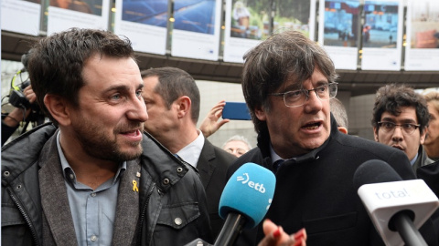 El ex líder catalán Carles Puigdemont se dirige a los medios junto a los ex ministros regionales catalanes Antoni Comin y Lluis Puig cuando llegan al Parlamento Europeo en Bruselas, Bélgica, el 20 de diciembre de 2019. REUTERS / Johanna Geron El ex líder catalán Carles Puigdemont se dirige a los medios junto a los ex ministros regionales catalanes Antoni Comin y Lluis Puig cuando llegan al Parlamento Europeo en Bruselas, Bélgica, el 20 de diciembre de 2019. REUTERS / Johanna Geron