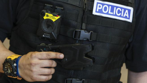 Un Mosso d'Esquadra con una pistola eléctrica | EFE / Quique García Un Mosso d'Esquadra con una pistola eléctrica | EFE / Quique García