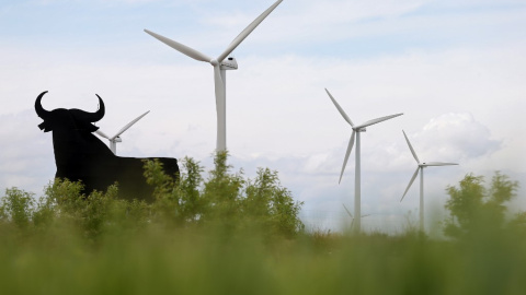 Un Toro de Osborne cerca de la planta de energía eólica La Plana, en Zaragoza. AFP/César Manso Un Toro de Osborne cerca de la planta de energía eólica La Plana, en Zaragoza. AFP/César Manso