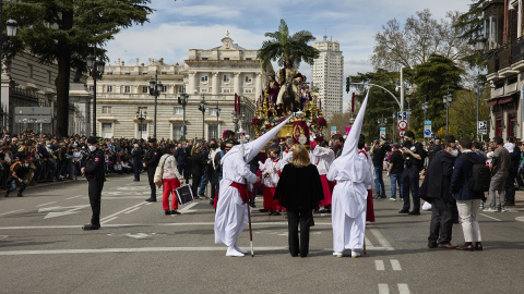 Numerosas personas atienden el paso de la Imagen de Jesús con la Borriquita, por el centro de Madrid, a 10 de abril de 2022, en Madrid (España). Numerosas personas atienden el paso de la Imagen de Jesús con la Borriquita, por el centro de Madrid, a 10 de abril de 2022, en Madrid (España).