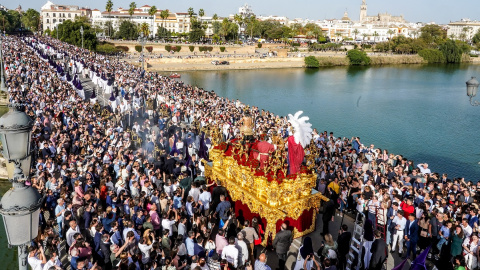 Hermandad de la Estrella por el Altanazo, junto a el Puente de Triana en la Semana Santa del 2022 en Domingo de Ramos a 10 de abril del 2022 en Sevilla (Andalucía, España) Hermandad de la Estrella por el Altanazo, junto a el Puente de Triana en la Semana Santa del 2022 en Domingo de Ramos a 10 de abril del 2022 en Sevilla (Andalucía, España)