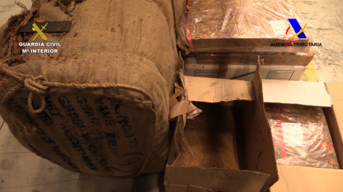 Toneladas de tabaco de contrabando en una aprehensión realizada en España. / Guardia Civil Toneladas de tabaco de contrabando en una aprehensión realizada en España. / Guardia Civil