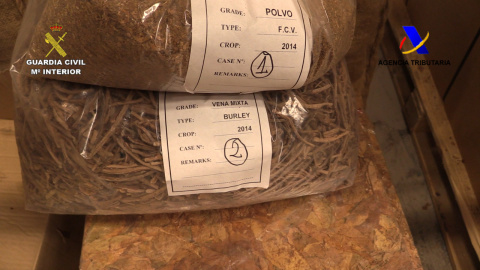 Tolenadas de tabaco de contrabando en una aprehensión realizada en España. / Guardia Civil Tolenadas de tabaco de contrabando en una aprehensión realizada en España. / Guardia Civil