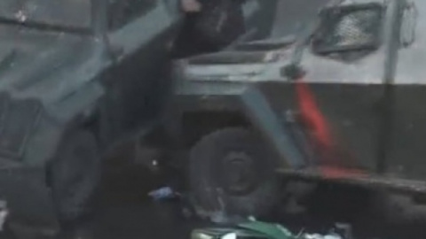 Un vehículo de los Carabineros embiste brutalmente a un manifestante durante las protestas en la capital chilena Un vehículo de los Carabineros embiste brutalmente a un manifestante durante las protestas en la capital chilena