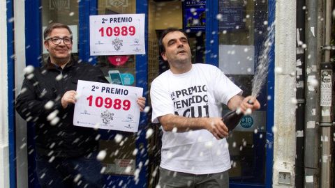 Una serie del segundo premio del 10989 se ha vendido en la administración nº 16 de la calle Policarpo Sanz de Vigo. /EFE Una serie del segundo premio del 10989 se ha vendido en la administración nº 16 de la calle Policarpo Sanz de Vigo. /EFE