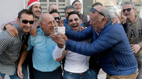 Varios clientes del restaurante Pepe, de San Vicente del Raspeig (Alicante) celebran el 26590, agraciado con el Gordo. /EFE Varios clientes del restaurante Pepe, de San Vicente del Raspeig (Alicante) celebran el 26590, agraciado con el Gordo. /EFE