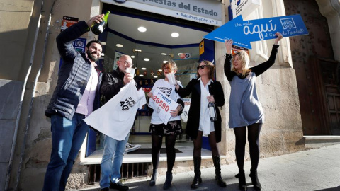 La administración de lotería nº 3 de Alcoy (Alicante) ha repartido 60 millones de euros del 26590. /EFE La administración de lotería nº 3 de Alcoy (Alicante) ha repartido 60 millones de euros del 26590. /EFE