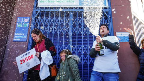 Laura Puentes, propietaria de la administración de lotería situada en la Rambla Guipúzcoa de Barcelona celebra con su marido y su hija las cinco series vendidas del número 26.590, agraciado con el Gordo de Navidad. /EFE Laura Puentes, propietaria de la administración de lotería situada en la Rambla Guipúzcoa de Barcelona celebra con su marido y su hija las cinco series vendidas del número 26.590, agraciado con el Gordo de Navidad. /EFE