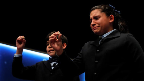 La niña Nerea Pareja que, junto a su compañero del colegio de San ildefonso Alfonso Dávalos (i), ha cantado el primero de los quintos premios del Sorteo Extraordinario de la Lotería de Navidad que ha correspondido al número 75.206, se emociona al mos La niña Nerea Pareja que, junto a su compañero del colegio de San ildefonso Alfonso Dávalos (i), ha cantado el primero de los quintos premios del Sorteo Extraordinario de la Lotería de Navidad que ha correspondido al número 75.206, se emociona al mos