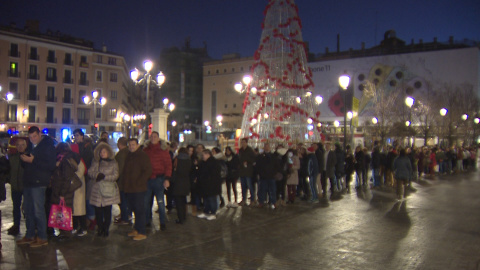 Colas a la entrada del Teatro Real para asistir al Sorteo de Navidad Colas a la entrada del Teatro Real para asistir al Sorteo de Navidad