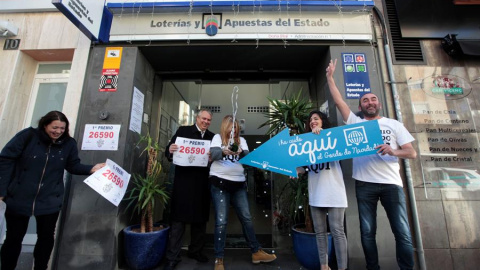 El número 26.590, del que 90 series se han estaban a la venta en Salou (Tarragona), ha sido agraciado con el Gordo de Navidad. /EFE El número 26.590, del que 90 series se han estaban a la venta en Salou (Tarragona), ha sido agraciado con el Gordo de Navidad. /EFE