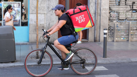 Fotografía de un repartidor de la empresa de reparto Just Eat transitando en bicicleta por una calle del centro de Madrid, a 1 de agosto de 2019. Fotografía de un repartidor de la empresa de reparto Just Eat transitando en bicicleta por una calle del centro de Madrid, a 1 de agosto de 2019.