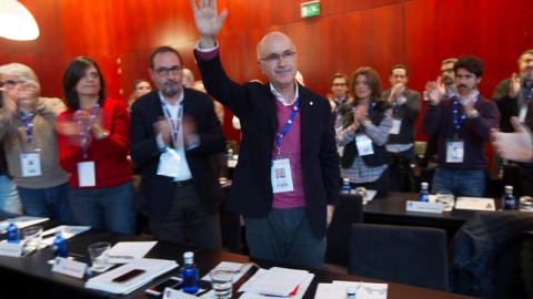 El líder de Unió, Josep Antón Durán i Lleida, recibe la ovación de Ramón Espadaler, Montse Surroca y Josep Sánchez Llibre, entre otros, después de su intervención en el Consell Nacional./ EFE El líder de Unió, Josep Antón Durán i Lleida, recibe la ovación de Ramón Espadaler, Montse Surroca y Josep Sánchez Llibre, entre otros, después de su intervención en el Consell Nacional./ EFE