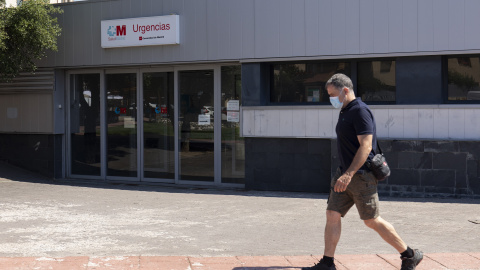 Un hombre pasea frente a la entrada de urgencias del ambulatorio de Moralzarzal. Un hombre pasea frente a la entrada de urgencias del ambulatorio de Moralzarzal.