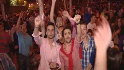 Multitud de jóvenes acuden a un macrobotellón en Badajoz Multitud de jóvenes acuden a un macrobotellón en Badajoz