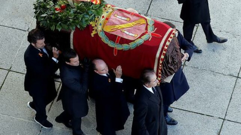 El féretro de Franco cubierto con la Cruz Laureada. EFE/EMILIO NARANJO POOL El féretro de Franco cubierto con la Cruz Laureada. EFE/EMILIO NARANJO POOL