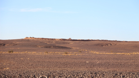 El muro construido por Marruecos para frenar al pueblo saharaui durante la guerra. JOSE CARMONA El muro construido por Marruecos para frenar al pueblo saharaui durante la guerra. JOSE CARMONA