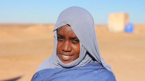 Una mujer que trabaja desactivando minas en el Sáhara. JOSE CARMONA Una mujer que trabaja desactivando minas en el Sáhara. JOSE CARMONA