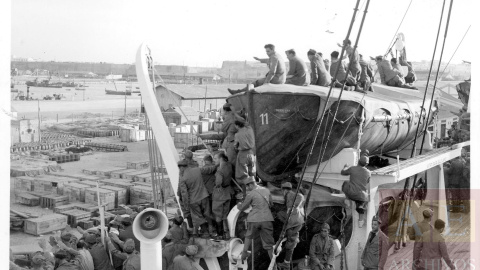 Una imagen de la colección en la que aparecen las tropas italianas en el puerto de Cádiz. | Ministerio Cultura Una imagen de la colección en la que aparecen las tropas italianas en el puerto de Cádiz. | Ministerio Cultura