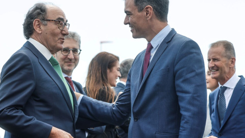El presidente del Gobierno, Pedro Sánchez, saluda al presidente de Iberdrola, Ignacio Sánchez Galán, durante la presentación del proyecto de gigafactoría de baterías de Volkswagen, a 5 de mayo de 2022, en Sagunto. El presidente del Gobierno, Pedro Sánchez, saluda al presidente de Iberdrola, Ignacio Sánchez Galán, durante la presentación del proyecto de gigafactoría de baterías de Volkswagen, a 5 de mayo de 2022, en Sagunto.