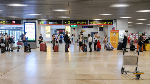 02/07/2021-Pasajeros hacen cola en la terminal T1 del Aeropuerto Adolfo Suárez Madrid-Barajas, el primer día de la primera 'Operación Salida' del verano pasado, a 2 de julio de 2021, en Madrid 02/07/2021-Pasajeros hacen cola en la terminal T1 del Aeropuerto Adolfo Suárez Madrid-Barajas, el primer día de la primera 'Operación Salida' del verano pasado, a 2 de julio de 2021, en Madrid