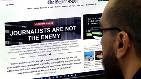 Un hombre visita el portal de la edición en línea del diario estadounidense 'The Boston Globe', en el que se lee "Los periodistas no son el enemigo". - EFE Un hombre visita el portal de la edición en línea del diario estadounidense 'The Boston Globe', en el que se lee "Los periodistas no son el enemigo". - EFE