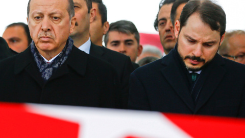 El presidente turco, Recp Tayyip Erdogan, con el ministro de Finanzas Berat Albayrak (quien también es su yerno), en una foto de diciembre de 2016.. REUTERS/Osman Orsal El presidente turco, Recp Tayyip Erdogan, con el ministro de Finanzas Berat Albayrak (quien también es su yerno), en una foto de diciembre de 2016.. REUTERS/Osman Orsal