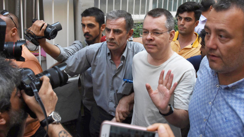 El pastor estadounidense Andrew Brunson, a su llegada a su domicilio, tras su salid de la prisión turca de Esmirna, el pasado julio. REUTERS El pastor estadounidense Andrew Brunson, a su llegada a su domicilio, tras su salid de la prisión turca de Esmirna, el pasado julio. REUTERS