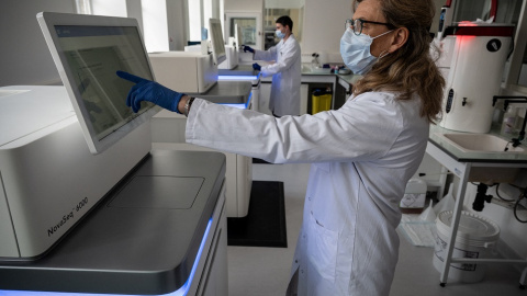 Imagen de archivo de un laboratorio donde se trabaja con muestras de ADN. Imagen de archivo de un laboratorio donde se trabaja con muestras de ADN.