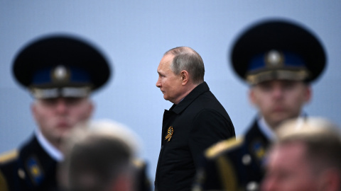 El presidente ruso Vladimir Putin llega para ver el desfile militar del Día de la Victoria en la Plaza Roja en el centro de Moscú el 9 de mayo de 2022. El presidente ruso Vladimir Putin llega para ver el desfile militar del Día de la Victoria en la Plaza Roja en el centro de Moscú el 9 de mayo de 2022.