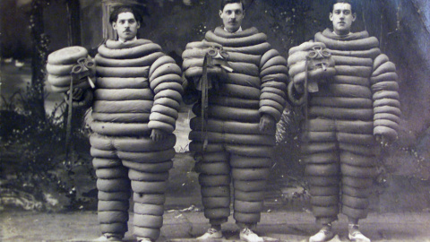 Una postal de 1920 de tres hombres disfrazados de Bibendum, la mascota de la firma Michelin. AFP