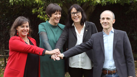 Ana Miranda (junto a su compañera Ana Pontón, portavoz del BNG), Josu Juaristi (EH Bildu) y Diana Riba (ERC), candidatos a las europeas. / EFE Ana Miranda (junto a su compañera Ana Pontón, portavoz del BNG), Josu Juaristi (EH Bildu) y Diana Riba (ERC), candidatos a las europeas. / EFE