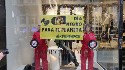 Activistas de la ONG 'Greenpeace' en una tienda de Gran Vía. / Borja Fernández Activistas de la ONG 'Greenpeace' en una tienda de Gran Vía. / Borja Fernández