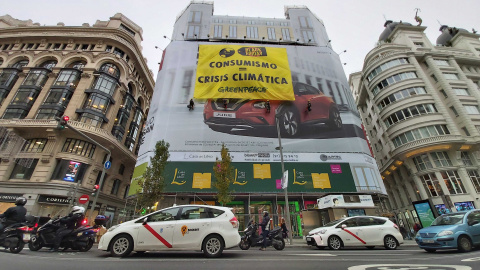 Imagen de la pancarta desplegada en un edificio de Gran Vía por Greenpeace./ Público Imagen de la pancarta desplegada en un edificio de Gran Vía por Greenpeace./ Público