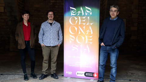 Els co-comissaris del Barcelona Poesia 2022, Maria Callís i Josep Pedrals, i el Tinent d'alcaldia de Cultura, Jordi Martí, amb el cartell de l'edició. Els co-comissaris del Barcelona Poesia 2022, Maria Callís i Josep Pedrals, i el Tinent d'alcaldia de Cultura, Jordi Martí, amb el cartell de l'edició.