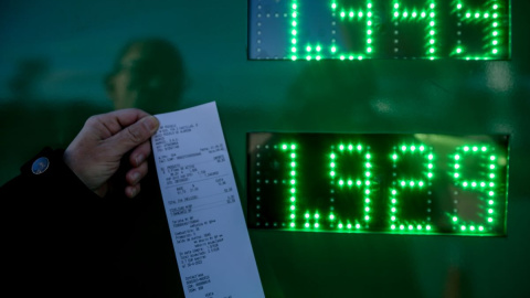 Una persona muestra el ticket del precio de su gasolina el día en que entraba en vigor la bonificación, a 1 de abril de 2022, en Pozuelo de Alarcón, Madrid. Una persona muestra el ticket del precio de su gasolina el día en que entraba en vigor la bonificación, a 1 de abril de 2022, en Pozuelo de Alarcón, Madrid.