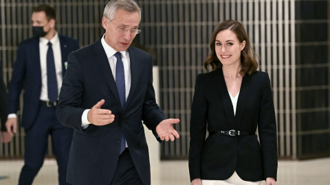 El Secretario General de la OTAN, Jens Stoltenberg (L), y la Primera Ministra finlandesa, Sanna Marin, visitan el Consejo del Atlántico Norte (NAC) en Helsinki. El Secretario General de la OTAN, Jens Stoltenberg (L), y la Primera Ministra finlandesa, Sanna Marin, visitan el Consejo del Atlántico Norte (NAC) en Helsinki.
