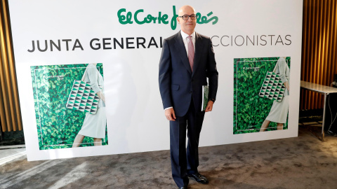 El presidente de El Corte Inglés, Nuño de la Rosa, sucesor en el cargo de Dimas Gimeno, posa antes de la junta general de accionistas que la compañía ha celebrado en Madrid. EFE/Chema Moya El presidente de El Corte Inglés, Nuño de la Rosa, sucesor en el cargo de Dimas Gimeno, posa antes de la junta general de accionistas que la compañía ha celebrado en Madrid. EFE/Chema Moya