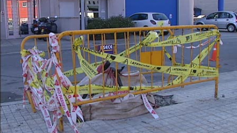 Un hombre muere al caerle una farola en Badalona Un hombre muere al caerle una farola en Badalona