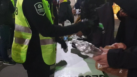 Seguridad revisa los bocadillos de los aficionados antes del Barça-Madrid Seguridad revisa los bocadillos de los aficionados antes del Barça-Madrid