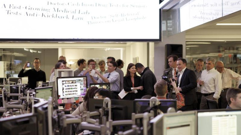 Editores y periodistas del Wall Street Journal brindan en la sala de redacción. EFE Editores y periodistas del Wall Street Journal brindan en la sala de redacción. EFE