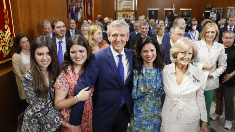 El nuevo presidente de la Xunta de Galicia, Alfonso Rueda (c), posa junto a su mujer Marta (2d), su madre Lola, y sus hijas Beatriz y Marta en el ámbito de su ceremonia de toma de posesión como el sexto presidente gallego, este sábado en Santiago de Co El nuevo presidente de la Xunta de Galicia, Alfonso Rueda (c), posa junto a su mujer Marta (2d), su madre Lola, y sus hijas Beatriz y Marta en el ámbito de su ceremonia de toma de posesión como el sexto presidente gallego, este sábado en Santiago de Co