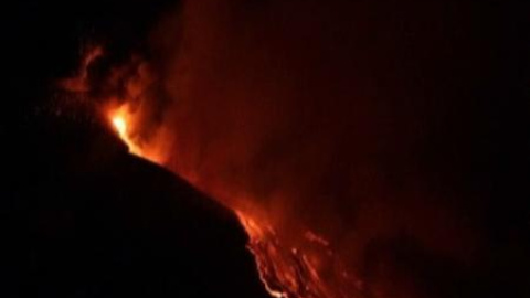 El volcán Etna de Italia entra en erupción El volcán Etna de Italia entra en erupción