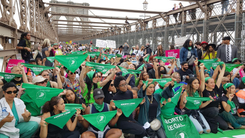 Miles de neoyorquinas cruzan el puente de Brooklyn en favor del aborto libre, el 14 de mayo de 2022 Miles de neoyorquinas cruzan el puente de Brooklyn en favor del aborto libre, el 14 de mayo de 2022