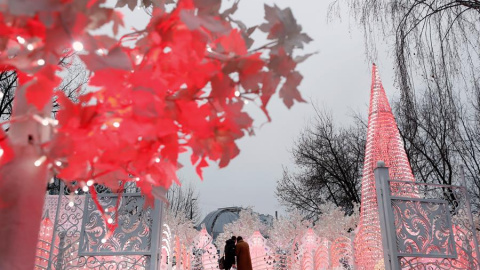 La gente camina por una calle decorada para el Año Nuevo 2020 y las vacaciones de Navidad en el parque Sokolniki en Moscú, Rusia, el 24 de diciembre de 2019. MAXIM SHIPENKOV